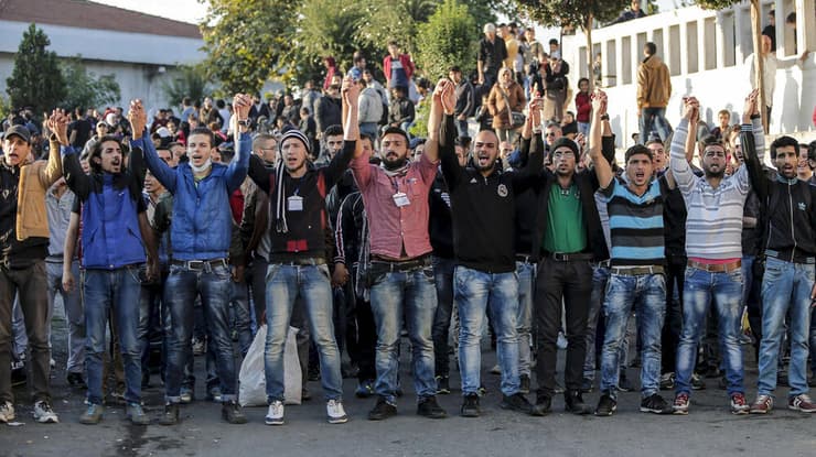 פליטים סורים בהפגנה באיסטנבול, 2015 (צילום: רויטרס) פליטים סורים בהפגנה באיסטנבול, 2015