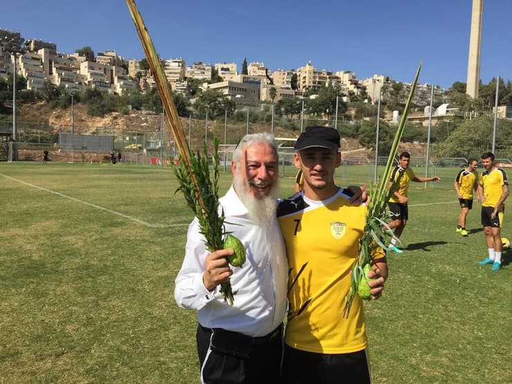 הרב עמי פייקובסקי לצד עומר אצילי בקדנציה הראשונה של הכדורגלן בבית"ר ירושלים, ארכיון