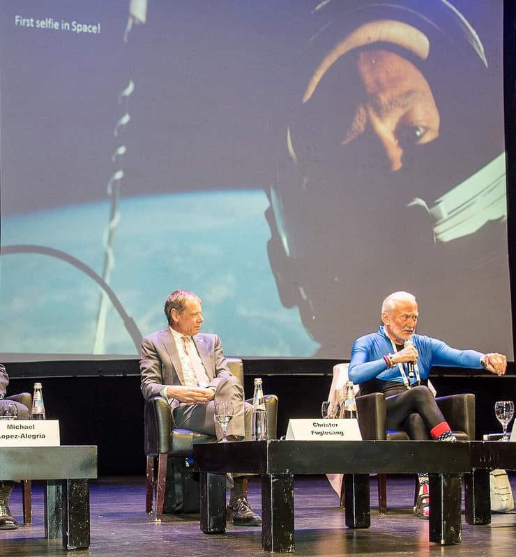 אולדרין בכנס בירושלים, כשברקע הסלפי ההיסטורי בחלל