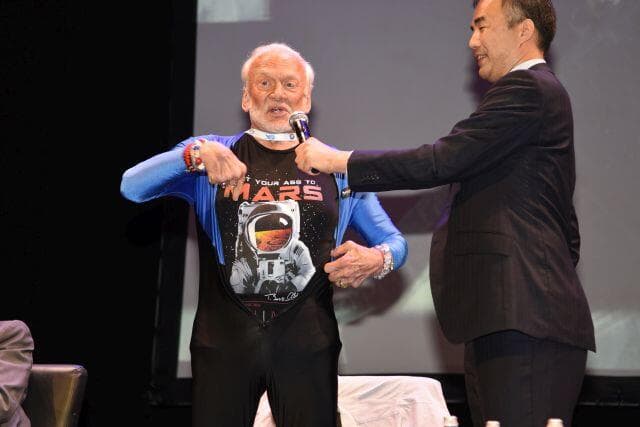 אולדרין מציג את התוכנית שלו למאדים בירושלים ב-2015