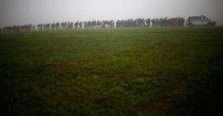 המהגרים צועדים לגרמניה ב-2015. מאות אלפים הגיעו בשנה אחת (צילום: AP) המהגרים צועדים לגרמניה ב-2015. מאות אלפים הגיעו בשנה אחת