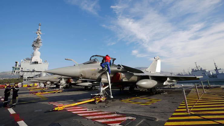 מכילה 40 מטוסים. נושאת המטוסים "שארל דה גול"