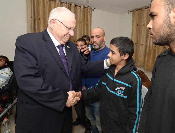 ריבלין עם אחיו של עודאי, בשאר, בביקור תנחומים בינואר 2016 (צילום: מארק ניימן, לע"מ) ריבלין עם אחיו של עודאי, בשאר, בביקור תנחומים בינואר 2016