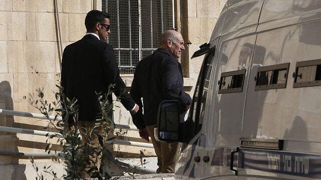 אולמרט ביציאה מבית המשפט