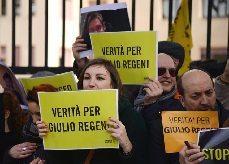 איטלקים מפגינים למען מיצוי הדין עם האחראים למות רג'ני, בעשור שעבר