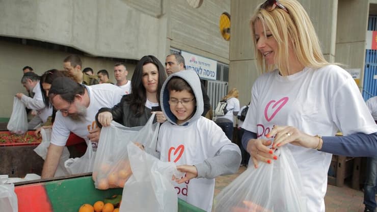 מתנדבים אורזים מזון לנזקקים