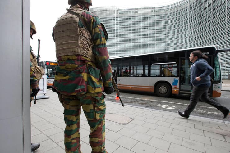 כוחות אבטחה בשעות שאחרי הפיגועים בבריסל ב-2016 (צילום: AP) כוחות אבטחה בשעות שאחרי הפיגועים בבריסל ב-2016