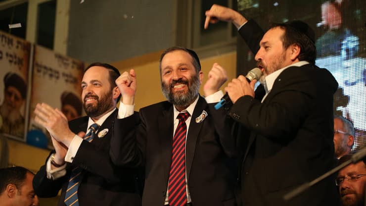 הזמר שהגן על דרעי קיבל 153 קולות בבחירות הקודמות. בני אלבז עם יו"ר ש"ס, ארכיון