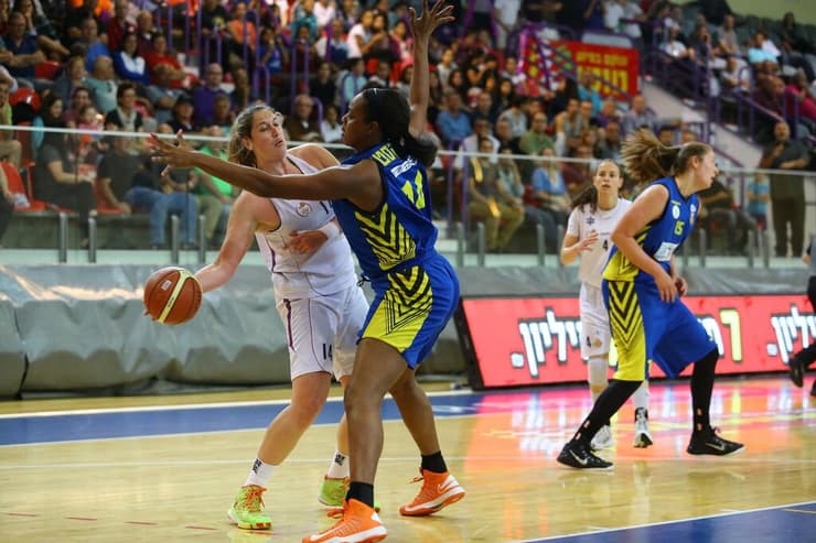 ברקסטון (שנייה משמאל), במהלך העונה היחידה שלה בישראל במכבי אשדוד (צילום: לירון מולדובן, מנהלת ליגת הנשים) ברקסטון (שנייה משמאל), במהלך העונה היחידה שלה בישראל במכבי אשדוד