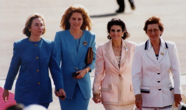 ראומה ויצמן לצד לאה רבין, נור מלכת ירדן והילרי קלינטון. 1994 (צילום: יעקב סער, לע"מ) ראומה ויצמן לצד לאה רבין, נור מלכת ירדן והילרי קלינטון. 1994