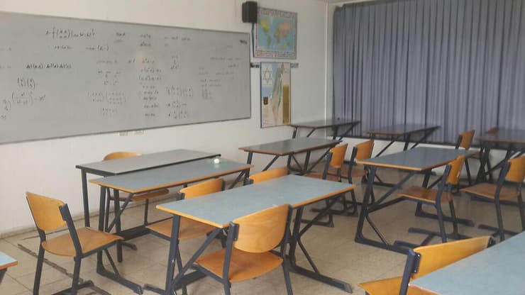 התלמיד פנה למנהל: "כך אני צריך לסיים את הלימודים?". כיתה בתיכון ליאו באק, ארכיון