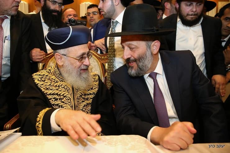 דרעי והרב יצחק יוסף. יו"ר ש"ס רוצה חוק, הרב נוקט בקו נוקשה