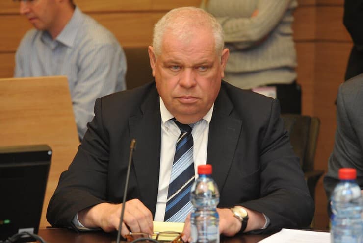 יחס מועדף משרים וח"כים. רונן פלוט