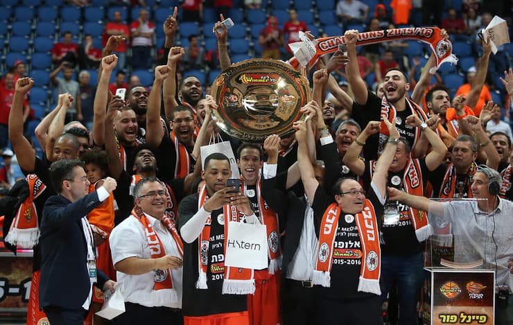 עסקנים מלפנים, שחקנים מאחור - וליונס אחד שלא מבין את מקומו. הנפת הצלחת ההיסטורית של מכבי ראשל"צ