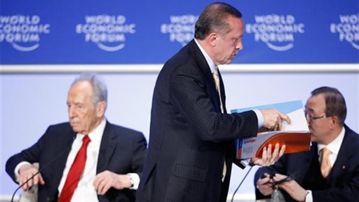 ארדואן עוזב את הבמה (צילום: AP) ארדואן עוזב את הבמה