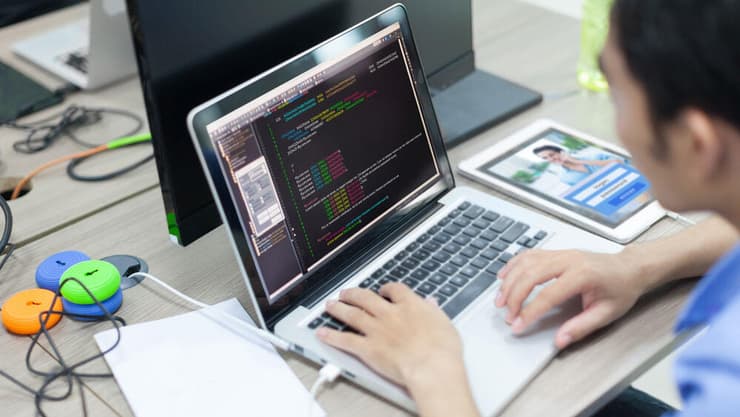 עבד יותר מדי, עד שקרס. אילוסטרציה (צילום: shutterstock) עבד יותר מדי, עד שקרס. אילוסטרציה