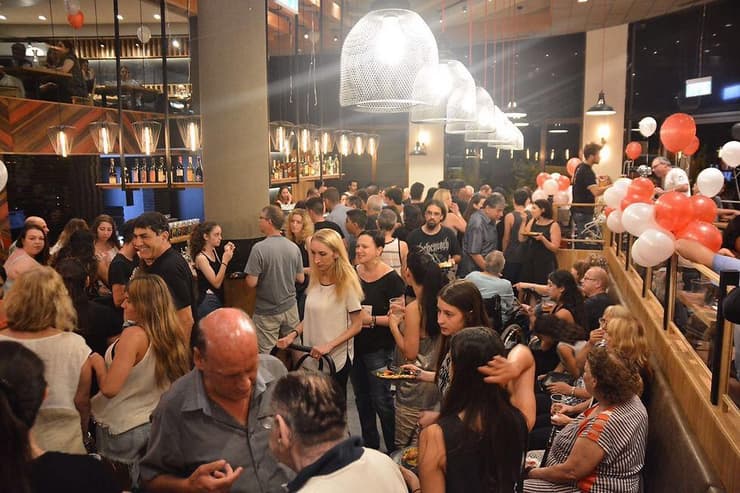 מההתחלה השתרך תור מחוץ לדלת מההתחלה השתרך תור מחוץ לדלת