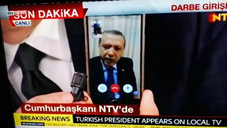 ארדואן קורא לטורקים ממחבואו: "צאו לסכל את ניסיון ההפיכה"
ארדואן קורא לטורקים ממחבואו: "צאו לסכל את ניסיון ההפיכה"