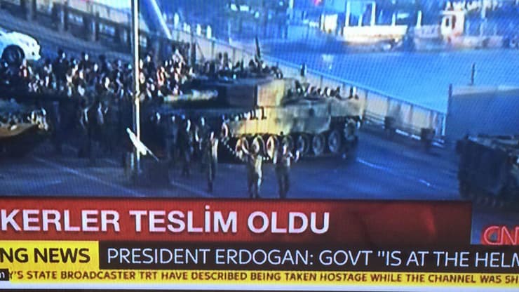 חיילים שהשתתפו בניסיון ההפיכה נכנעים להמונים שיצאו לעצור אותם
חיילים שהשתתפו בניסיון ההפיכה נכנעים להמונים שיצאו לעצור אותם