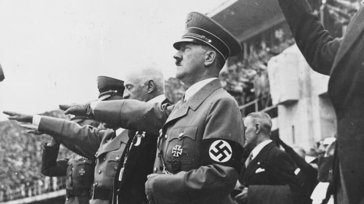 היטלר מצדיע בפתיחת משחקי ברלין 1936 (צילום: getty images) היטלר מצדיע בפתיחת משחקי ברלין 1936