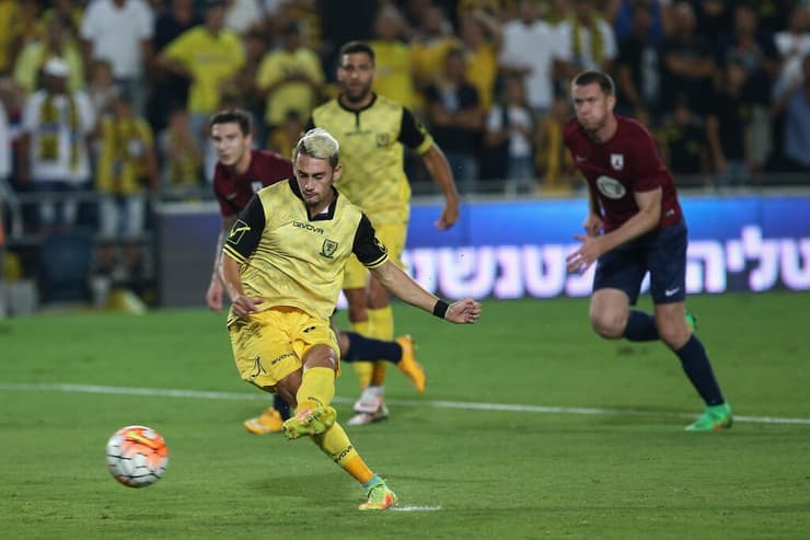 שיחק בבית"ר בין 2013 ל-2016. אצילי