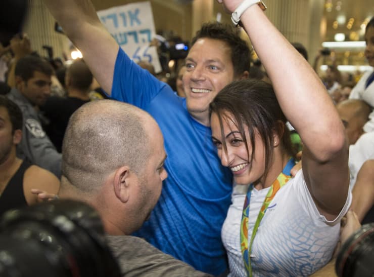 שני הרשקו חוגג עם ירדן ג'רבי את הזכייה שלה במדליית הארד האולימפית בריו (צילום: עוז מועלם) שני הרשקו חוגג עם ירדן ג'רבי את הזכייה שלה במדליית הארד האולימפית בריו