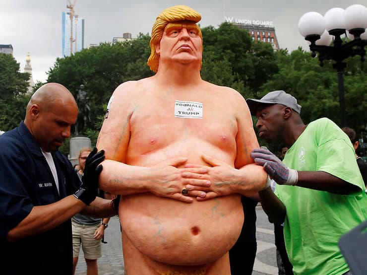 הפסל של טראמפ שהציבה INDECLINE ב-2016 