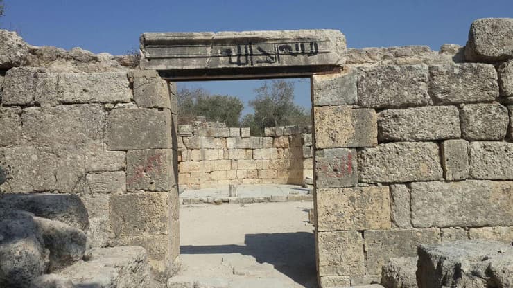 כתובת בערבית שהושארה באתר העתיקות סבסטיה (צילום: אסף קמר) כתובת בערבית שהושארה באתר העתיקות סבסטיה