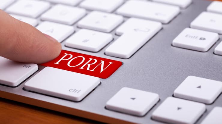 האם יש דרך בה אתרי הפורנו יוכלו באמת להגביל גישה של קטינים? (אילוסטרציה: Shutterstock) האם יש דרך בה אתרי הפורנו יוכלו באמת להגביל גישה של קטינים?