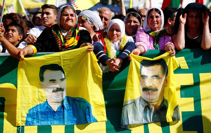 כורדים מניפים את תמונותיו של אוצ'לאן. יותר מ-40 אלף איש נהרגו בסכסוך