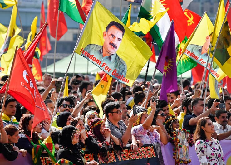 כורדים ותומכים מניפים דגלי "חופש לאוצ'לאן", במסגרת המאבק נגד טורקיה