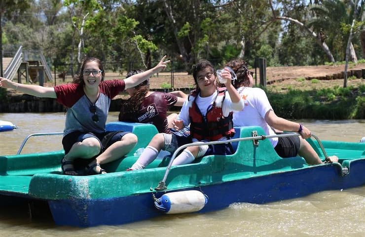 חניכי "עת לעשות" בפעילות משותפת עם מתנדבי העמותה