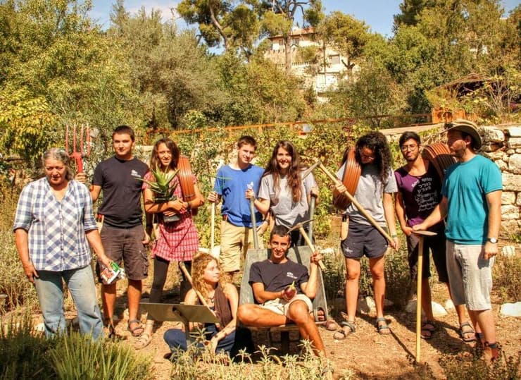 התנדבות בגינה קהילתית (צילום: גינות קהילתיות) התנדבות בגינה קהילתית