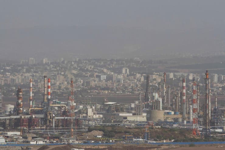 זיהום אוויר במפרץ חיפה. ארכיון (צילום: עידו ארז) זיהום אוויר במפרץ חיפה. ארכיון