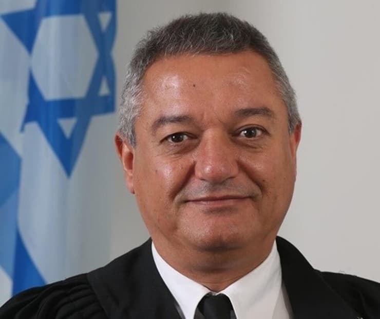 הורה לחבריו לספק הסברים. השופט כבוב 