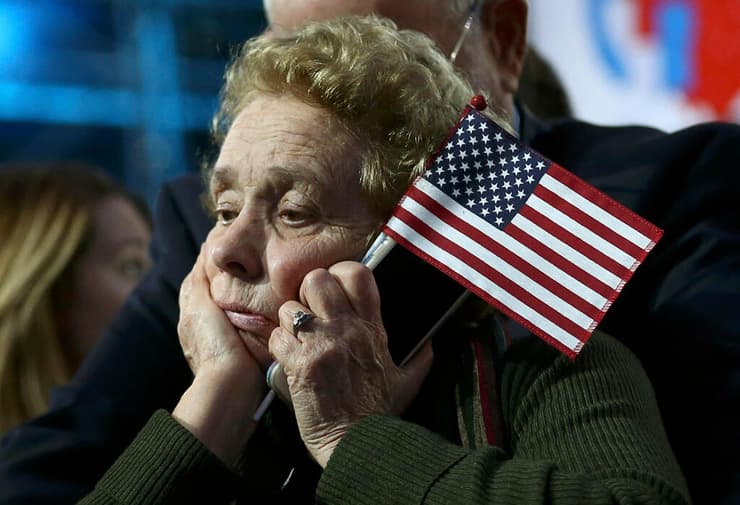 מצביעה דמוקרטית. ירידה של 26% תוך שנה במחנה שלה (צילום: רויטרס) מצביעה דמוקרטית. ירידה של 26% תוך שנה במחנה שלה