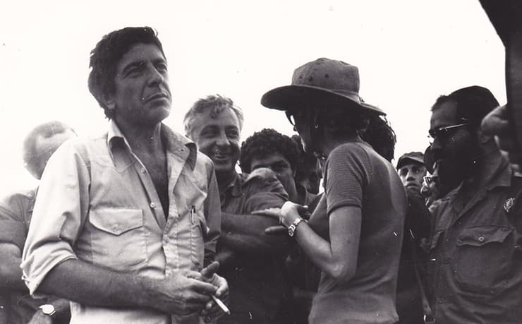 לאונרד כהן לצד אריאל שרון במלחמת יום הכיפורים. ''שמעתי שאתם בצרות ובאתי''