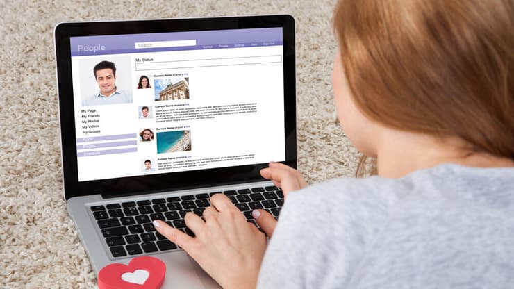 אתר היכרויות. קיים מתח בין הצורך להרשים ולבין הרצון לשמור על אותנטיות (צילום: Shutterstock) אתר היכרויות. קיים מתח בין הצורך להרשים ולבין הרצון לשמור על אותנטיות