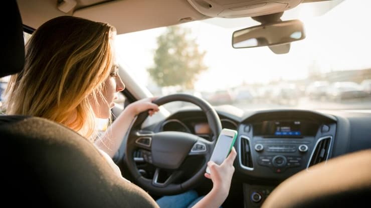 מעכשיו יספיק לפתוח את המכשיר בשביל להניע את הרכב (צילום: shutterstock) מעכשיו יספיק לפתוח את המכשיר בשביל להניע את הרכב