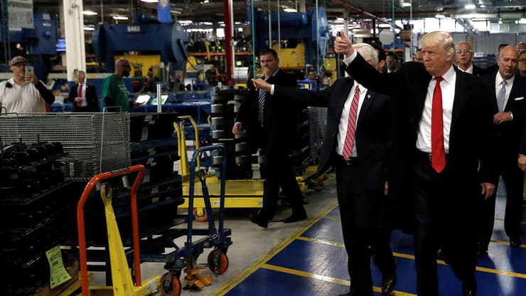 מדיניות המכסים לא עזרה לתעשייה האמריקנית. דונלד טראמפ באינדיאנפוליס אינדיאנה, מפעל קרייר (צילום: רויטרס) מדיניות המכסים לא עזרה לתעשייה האמריקנית. דונלד טראמפ באינדיאנפוליס אינדיאנה, מפעל קרייר