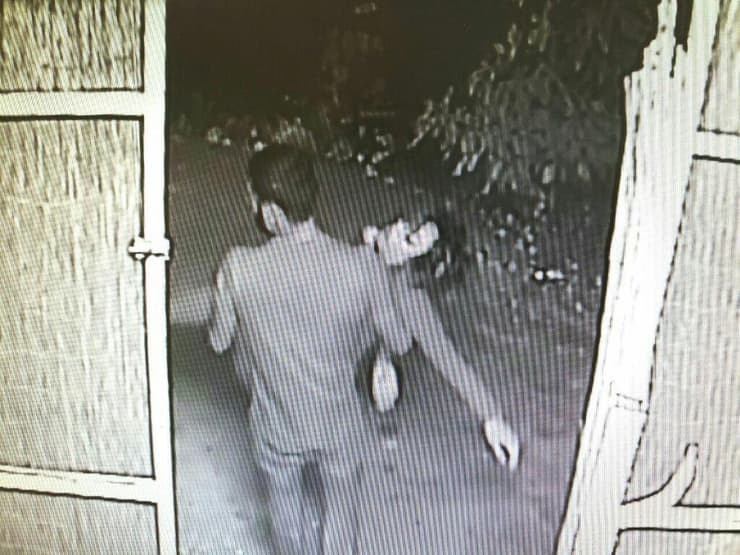 הבעל יוצא מהצימר עם אשתו מחוסרת ההכרה