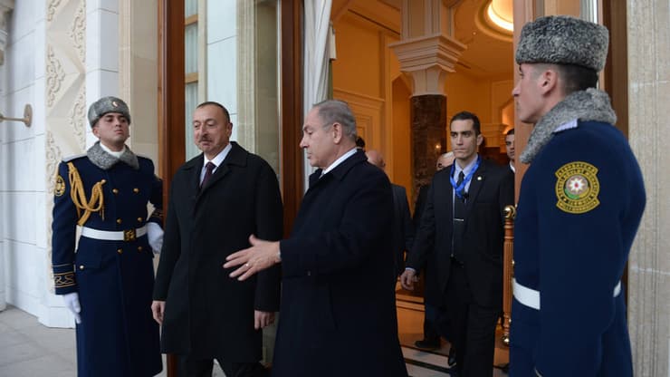 הביקור נדחה "לאור ההתפתחויות בעזה ובסוריה". נתניהו עם אילהם אלייב ב-2016