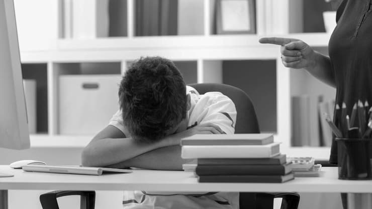 זעם על סירוב אימו - וניסה לגנוב את הנשק של המנהל. אילוסטרציה