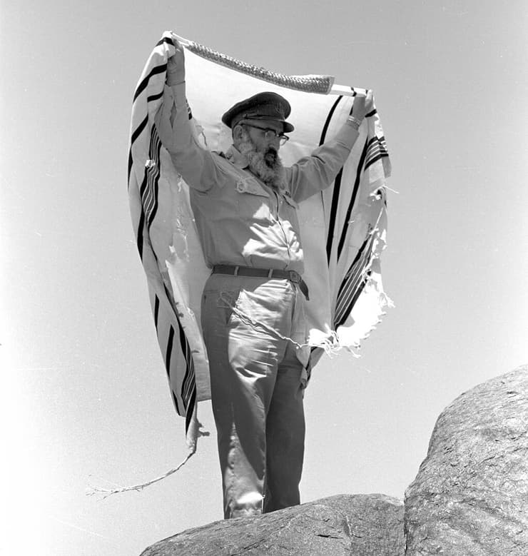 הרב שלמה גורן. תיקן ברכה מיוחדת