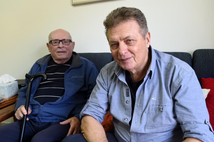 מאיר פניגשטיין (הימני). ''מפחדים מהקהל''
