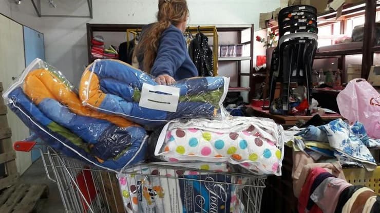 מתנדבים אורזים ציוד בסניף "חסדי נעמי"