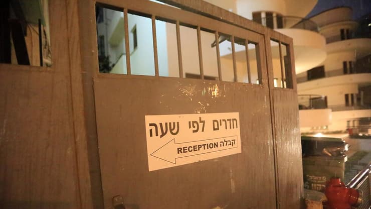בניין של חדרים לפי שעה. משמש הרבה פעמים כבית בושת