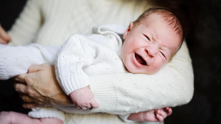 תינוק בוכה. באירופה דווח על מיחושים וכאבי בטן בעקבות צריכת תחליפי חלב