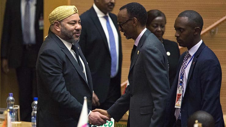 נשיא רואנדה דאז לוחץ את ידו של המלך מוחמד השישי. "החזרה לאפריקה" ב-2017