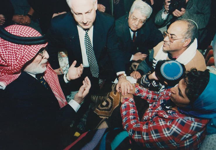 המלך חוסיין עם נתניהו ודוד לוי ז"ל, בביקור ניחומים אצל משפחתה של אחת הנרצחות בפיגוע במחניים